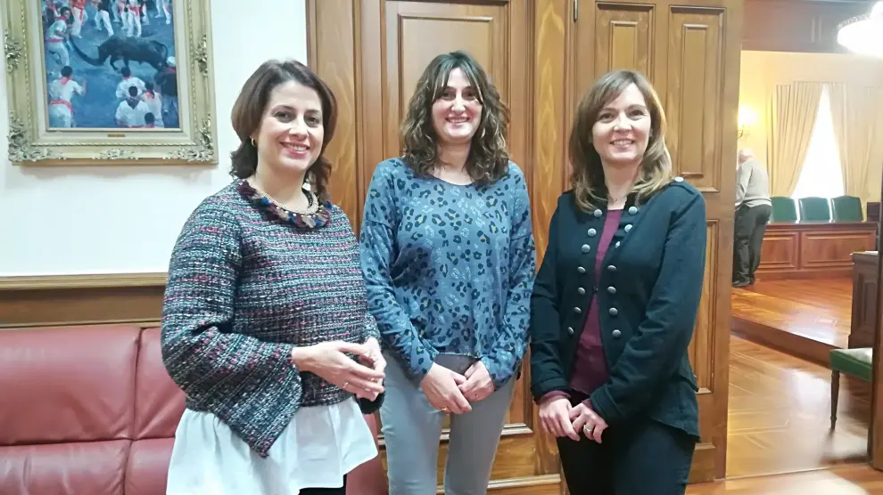 Emma Buj, Anabelén Marco y Marta Borrás -psicóloga de Asapme-, en el Ayuntamiento de Teruel.