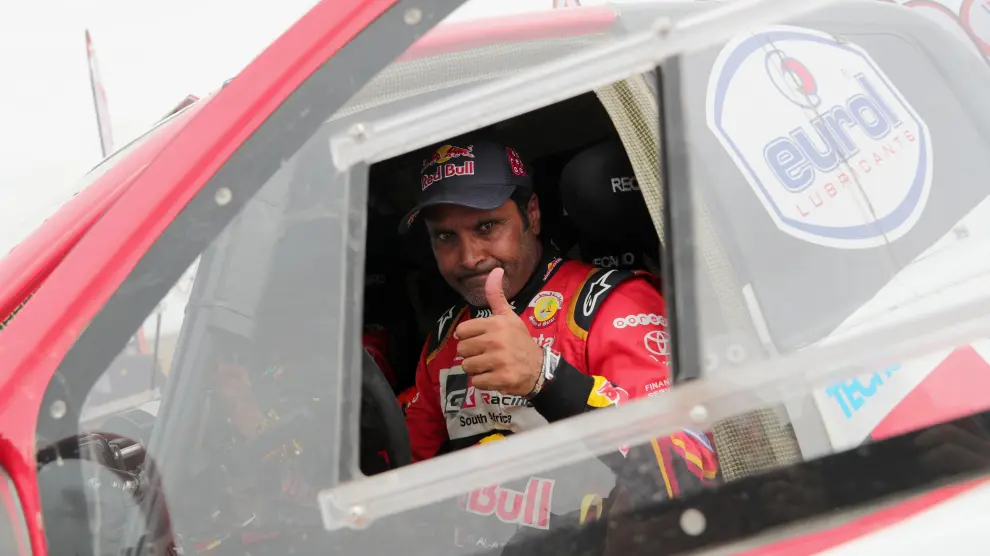 El piloto Nasser Al-Attiyah llega al punto de control tras culminar la octava etapa del Rally Dakar 2019.