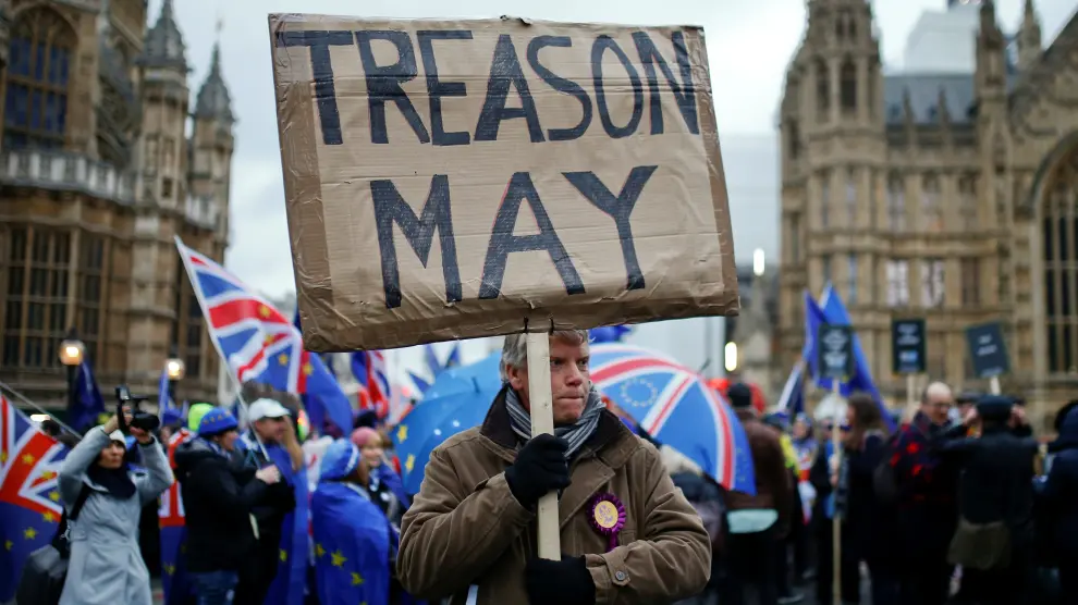 Un ciudadano británico porta una pancarta en la que se lee 'Traición May'