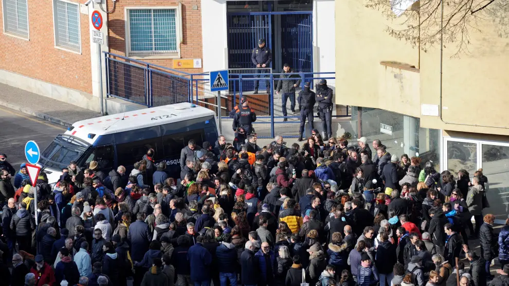 Congregación frente a la comisaría de la Policía Nacional de Gerona para mostrar rechazo a las detenciones.