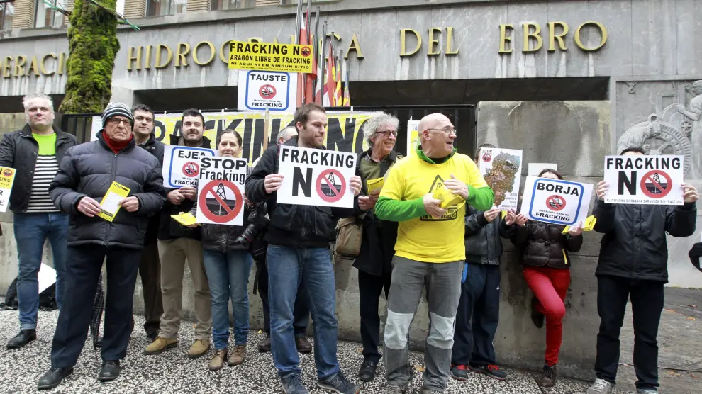 Imagen de archivo de representantes de comarcas aragonesas en una concentración en contra del 'fracking'.