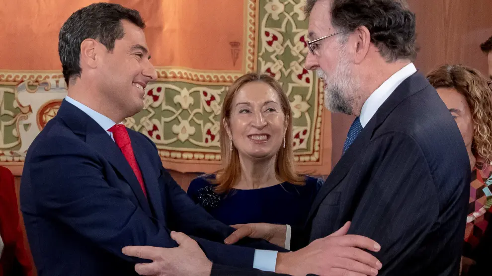 Moreno es felicitado por Mariano Rajoy.