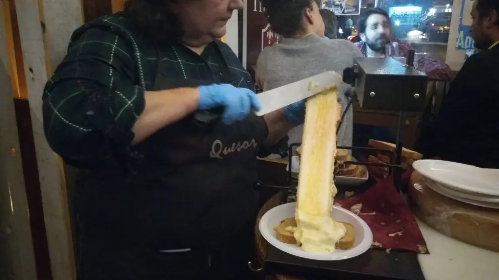 Idoia Aguirre, ejecutando la fundición del queso raclette.