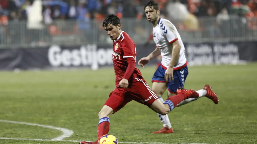 Alberto Soro arma la pierna izquierda para anotar el primer gol del Zaragoza.