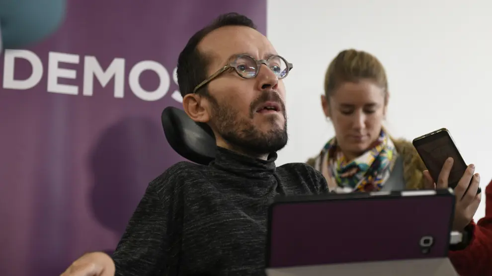 Echenique en la reunión del comité de campaña de Podemos.