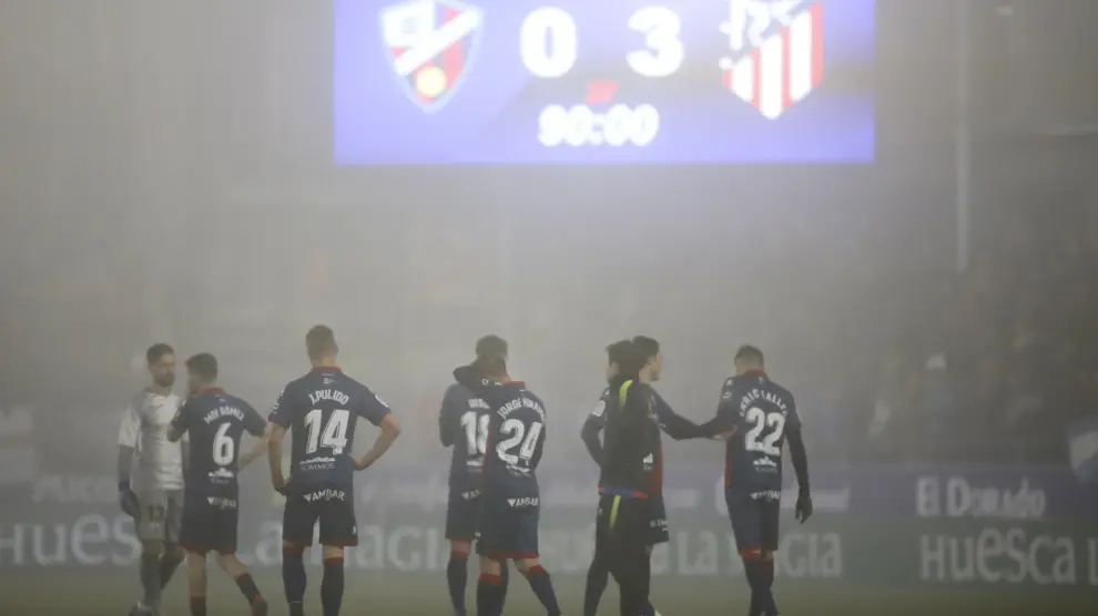Varios jugadores de la SD Huesca, tras caer con el Atlético de Madrid.