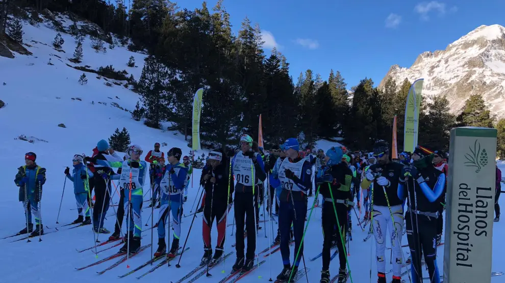 Salida conjunta de los esquiadores que tomaron parte en Les Sies Hores Foondiàn.