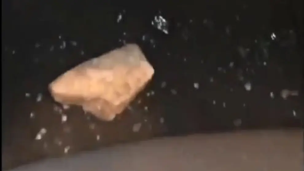 Piedra con la que rompieron el cristal del Uber en el que viajaba la hermana de Carlos Sainz.