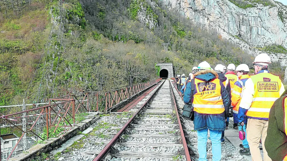 Políticos, técnicos y periodistas visitaron la línea Bedous-Canfranc (al fondo el túnel de Urdos)
