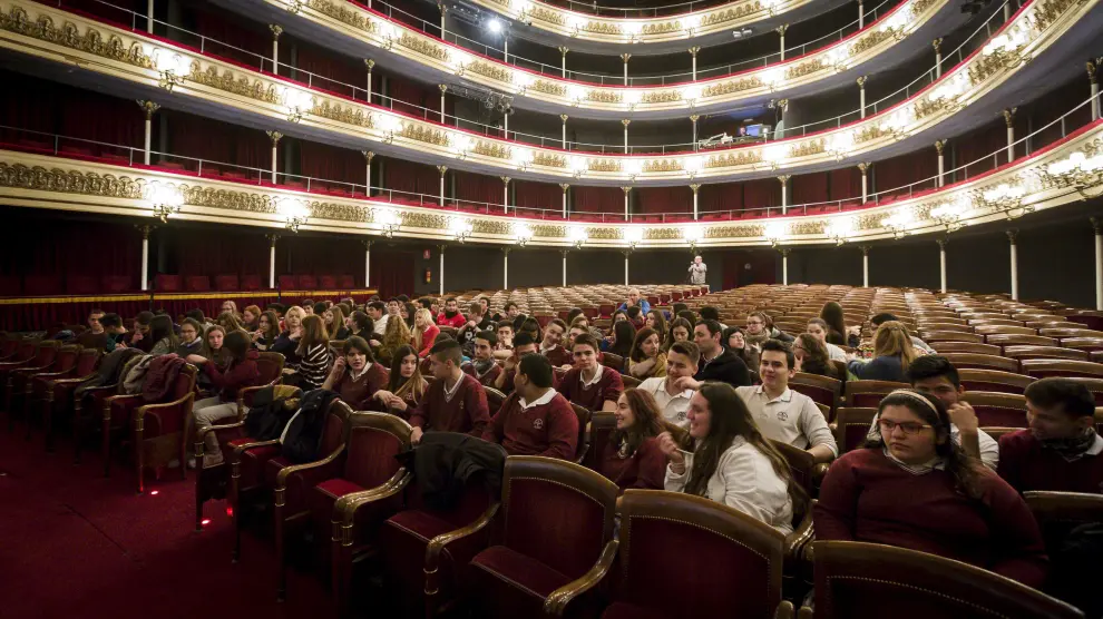 Un grupo de estudiantes, momentos antes de empezar una función de 'Teatro de cerca' en el Principal, en 2014