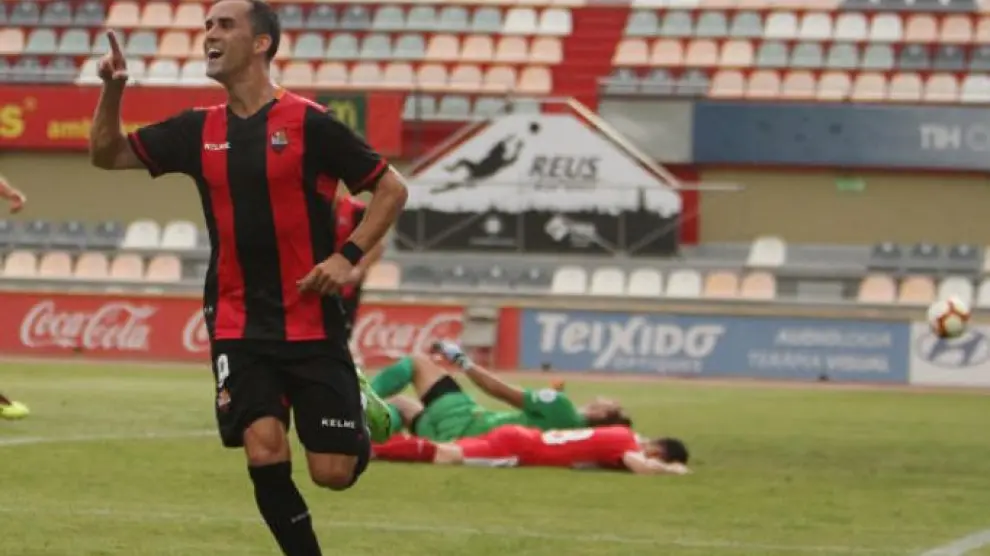 Linares celebra un gol logrado con el Reus.