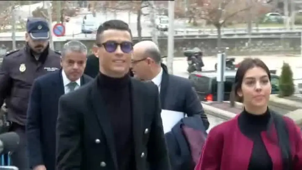 Cristiano Ronaldo acude con Georgina a su cita con el juez