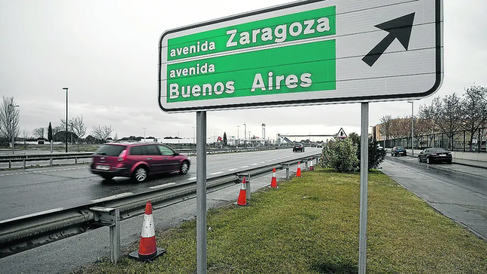 La tubería de suministro se ha agrietado en la N-232 frente a la urbanización Torreblanca.