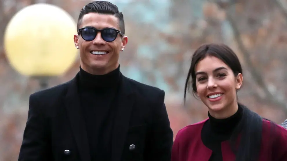 Cristiano Ronaldo hace el 'paseíllo' junto a Georgina