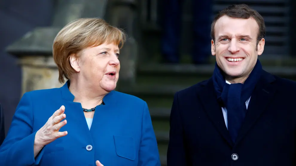 Macron y Merkel antes de la firma del tratado.
