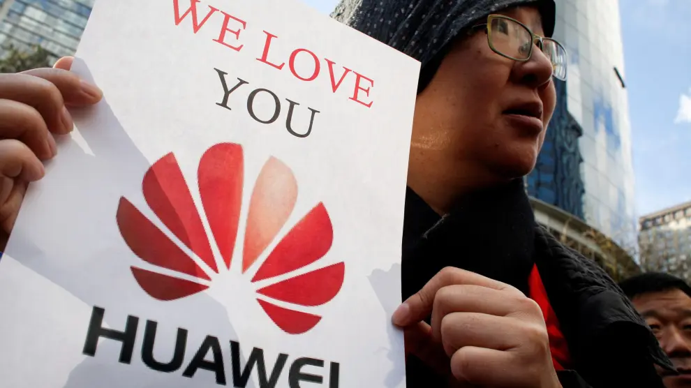 Una persona muestra su apoyo a la directora financiera de Huawei.