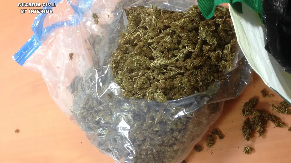 La marihuana seca iba en una bolsa hermética dentro de otra de basura.
