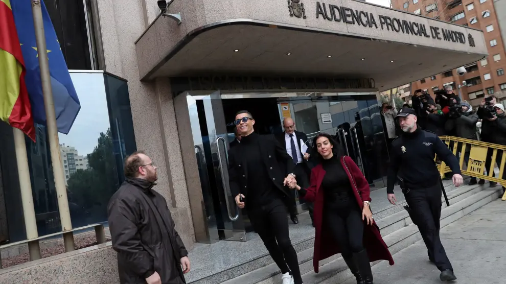 Cristiano Ronaldo y su pareja, Georgina Rodríguez, a su salida de la Audiencia Provincial de Madrid