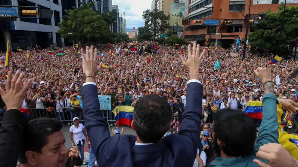 El presidente del Parlamento venezolano, Juan Guaidó, saludando a miles de opositores
