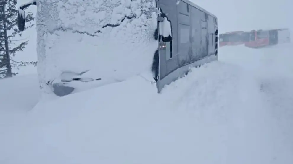 Un vehículo casi enterrado en la nieve en Candanchú, que ha aumentado su espesor en 40 centímetros