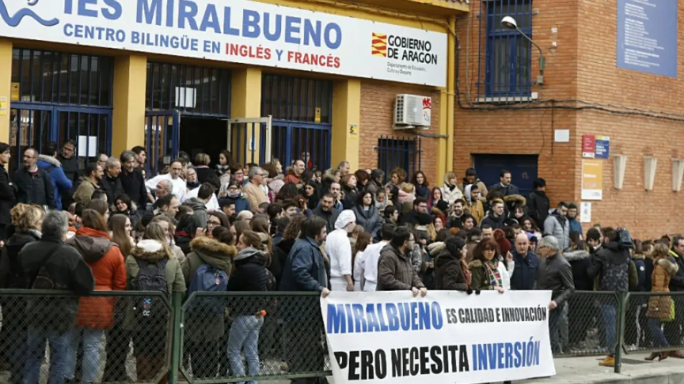 Profesores y alumnos del IES Miralbueno han vuelto a salir  a la calle para protestar por las condiciones del centro