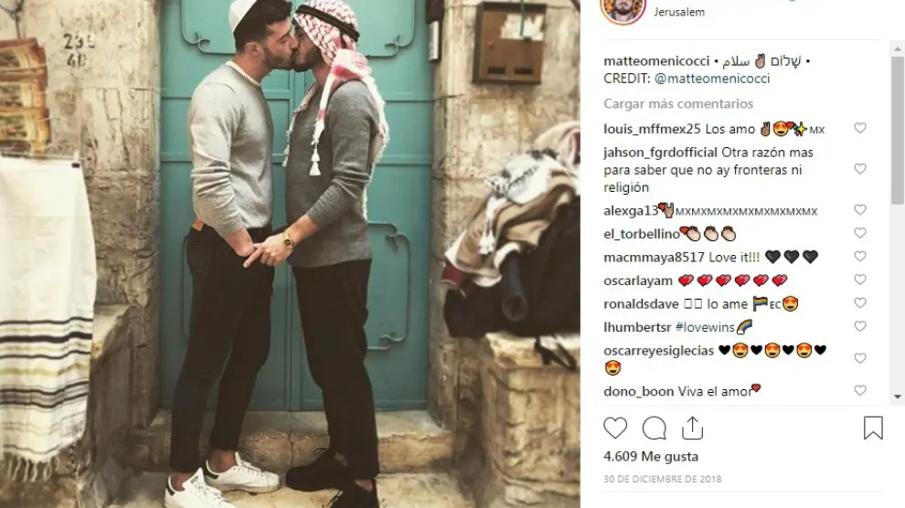 La pareja posa con un kipá y un pañuelo palestino.