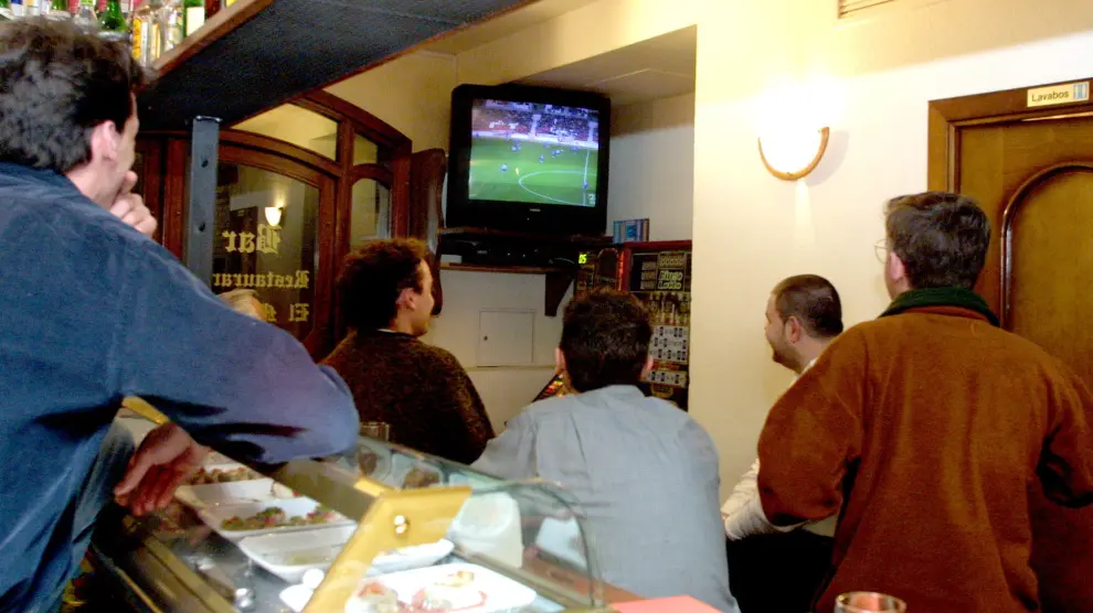Imagen de archivo de un bar en el que se televisaba el fútbol en abierto.