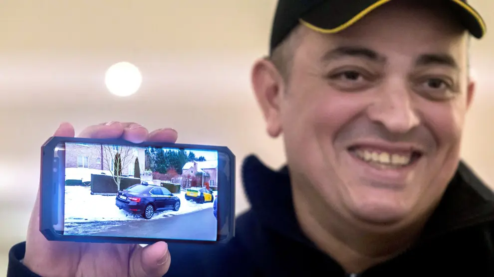 El portavoz del sindicato Élite Taxi, Alberto Álvarez 'Tito', muestra una imágen en su móvil en la que se ve a los taxistas frente al domicilio de Puigdemont.