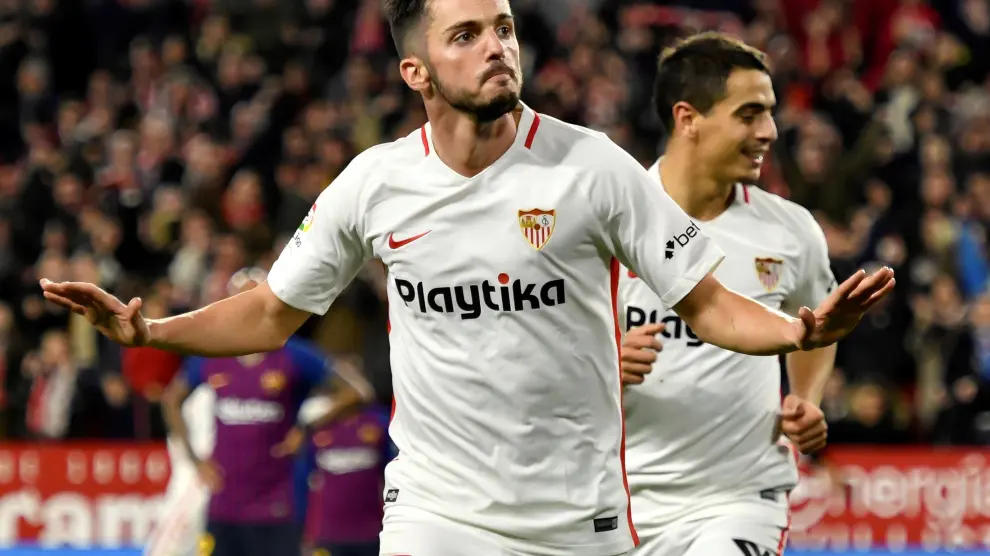 El centrocampista del Sevilla, Pablo Sarabia, celebra el primer gol del partido con los jugadores del FC Barcelona al fondo