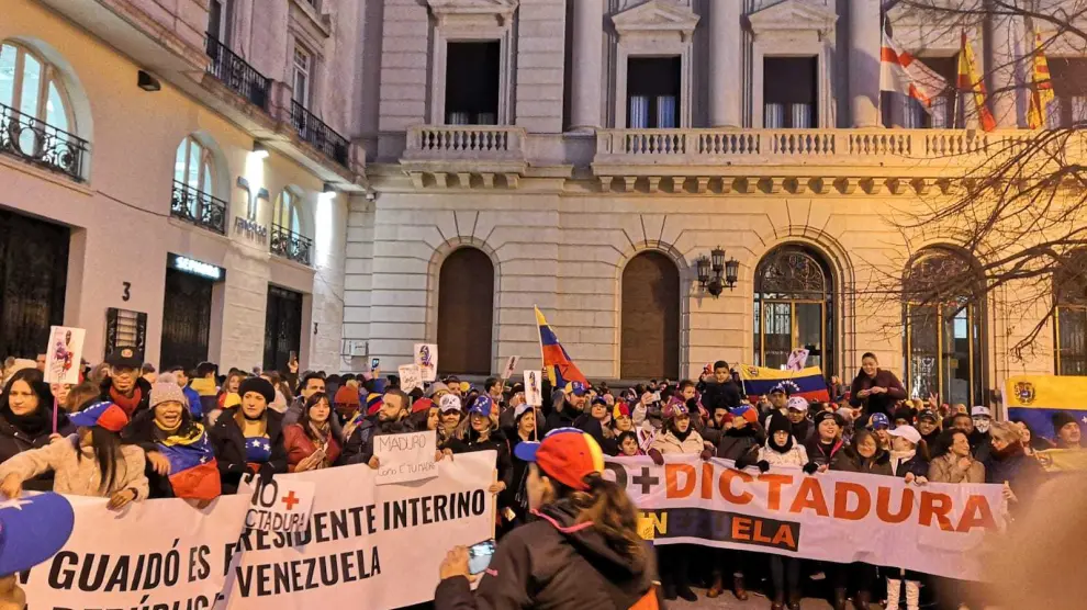 Concentración de venezolanos en Zaragoza en apoyo a Guaidó.