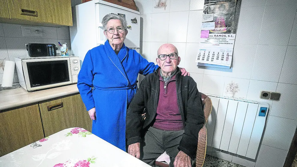 Jacinta Bernal y su esposo Ramón Bernal, que se hará centenario en mayo, en la cocina de su domicilio.