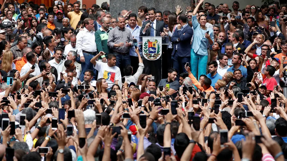 El líder del Parlamento y autoproclamado presidente encargado de Venezuela, Juan Guaidó, en un acto en la calle