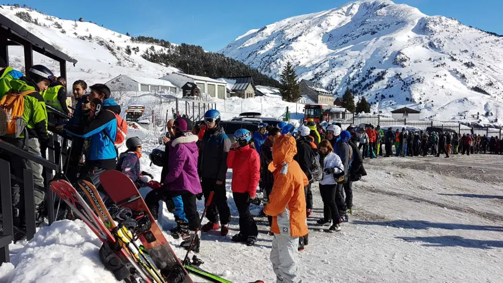 Afluencia masiva de esquiadores en las pistas