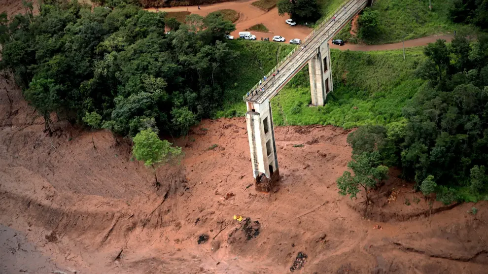 Una imagen de la rotura de la presa en Brasil.