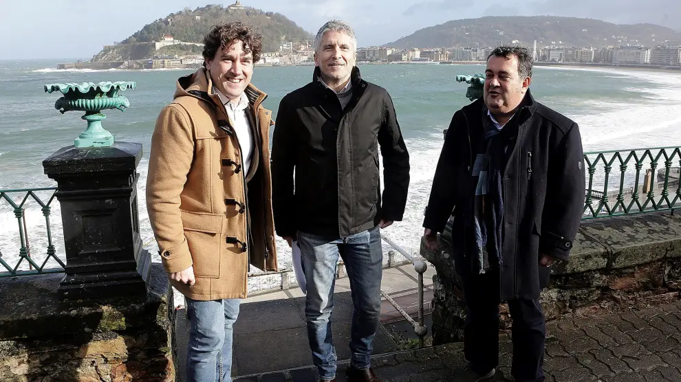 Grande-Marlaska con el candidato del PSE-EE a la alcaldía de San Sebastián y el secretario general de los socialistas guipuzcoanos.