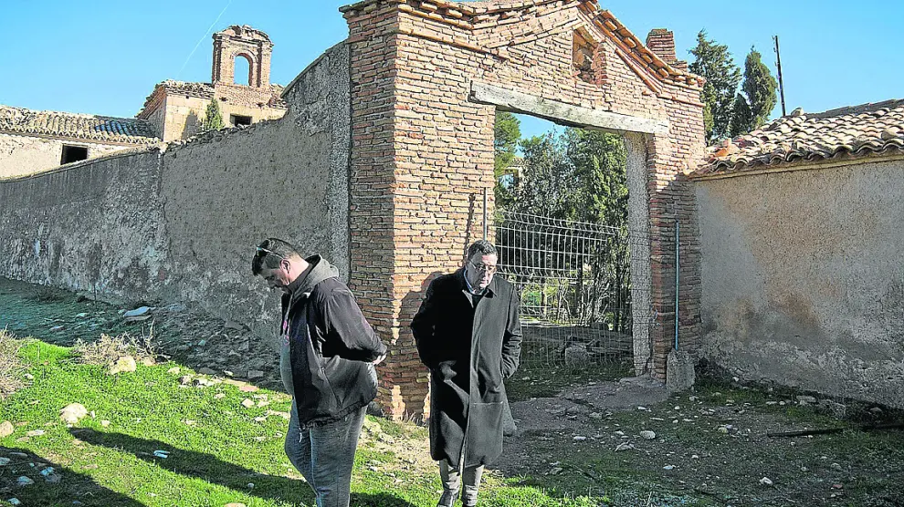 José Alfredo Polo a la izquierda y un visitante, frente a la entrada del complejo.