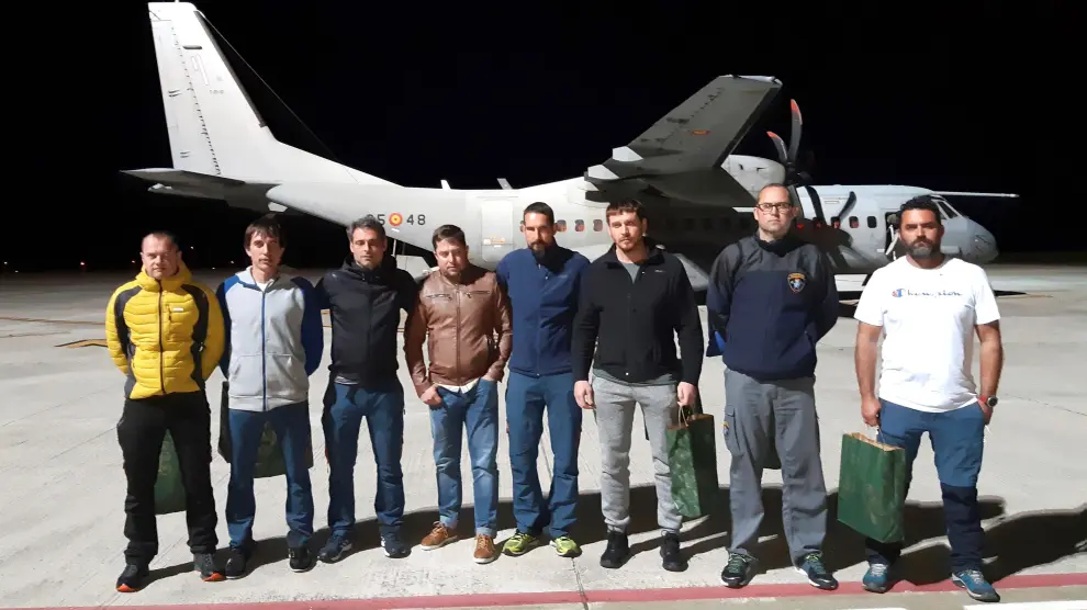 Los ocho integrantes de la Brigada de Salvamento Minero, en el momento de coger el avión en Málaga para regresar a Asturias