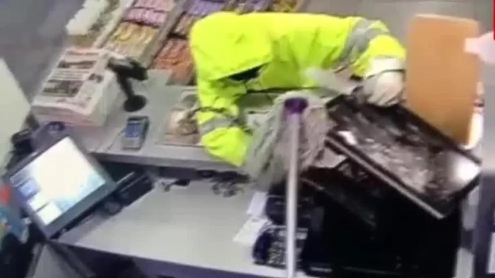 Un gasolinero se enfrenta a un peligroso atracador con un mocho de fregona