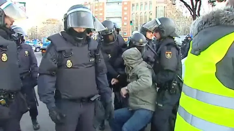 La policía desaloja a los taxistas del centro de Madrid