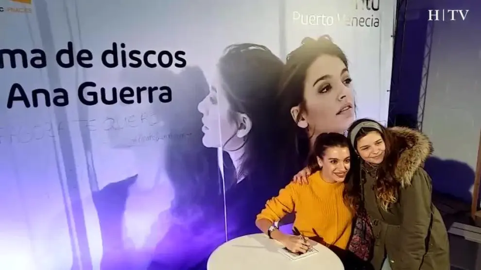 Una multitud de fans de Ana Guerra acude a su firma de discos  en Zaragoza