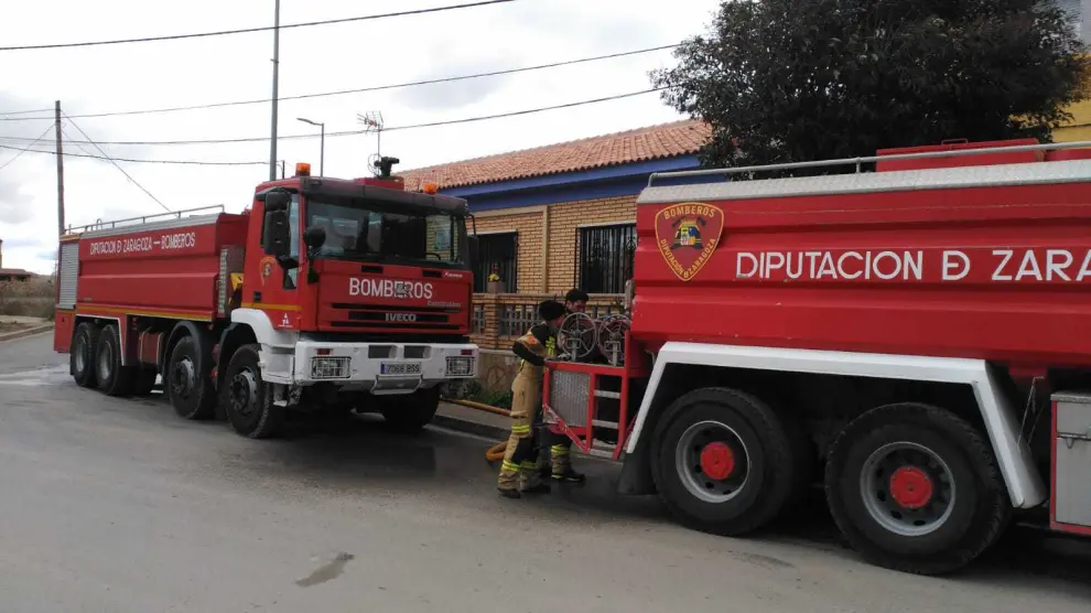 Los bomberos de la DPZ suministran agua a dos barrios de Movera.