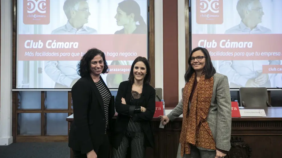Cristina Aranda, de Intellygenz; junto a Cristina Amoribieta, de Libelium, y María Villarroya, doctora en Computación de la Universidad de Zaragoza.