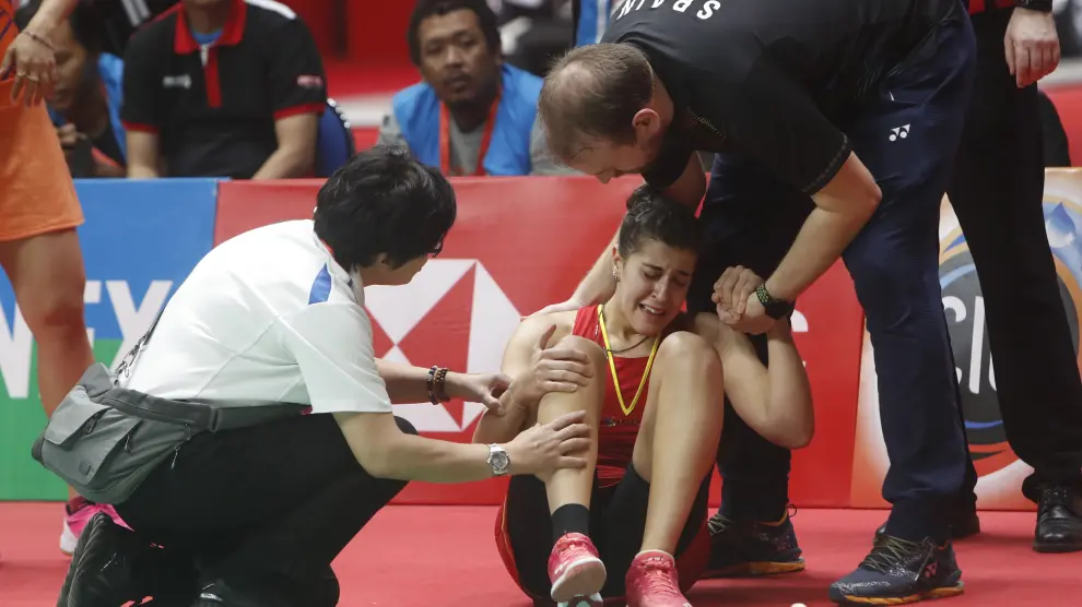 La lesión de Carolina Marín obligó el domingo a la española a retirarse durante la final del Masters de Indonesia.