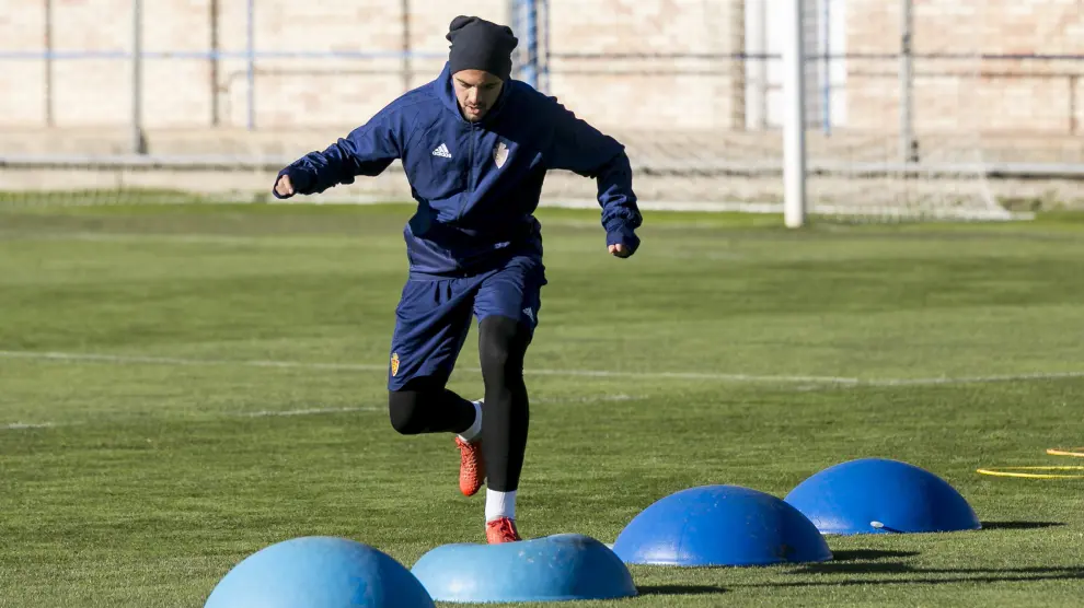 Diogo Verdasca trabaja en un ejercicio físico sobre el césped de la Ciudad Deportiva.