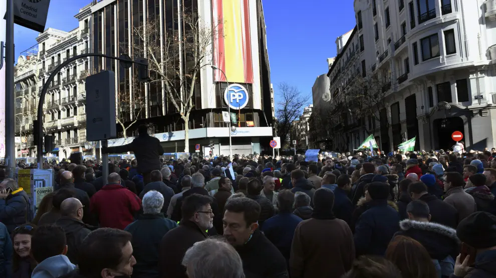 Los taxistas frente a la sede del PP en Madrid.
