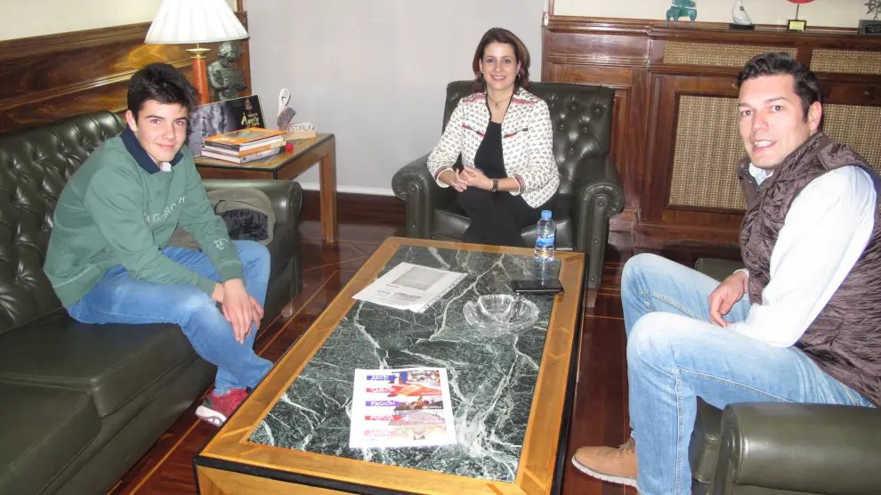 El promotor de la miniplaza de toros de Teruel, con la alcaldesa, Emma Buj, y el concejal de Fiestas, Javier Domingo -a la derecha-.
