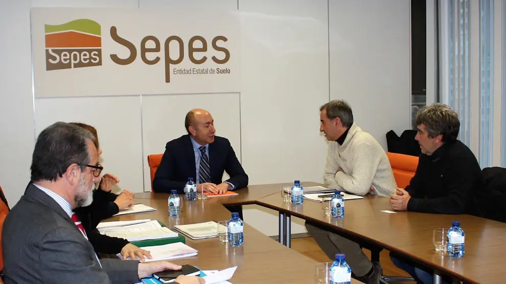 Representantes y técnicos del Ayuntamiento de Binéfar durante la reunión en Madrid con el director general del Sepes.