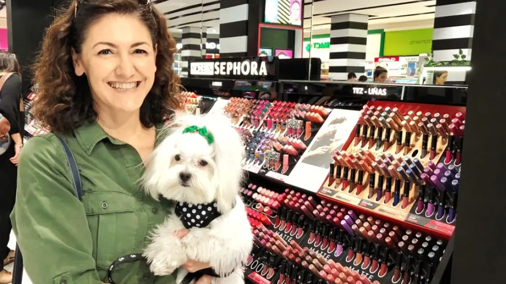 Silvia Porras, impulsora del proyecto 'Tu perro es bienvenido', en la tienda Sephora.