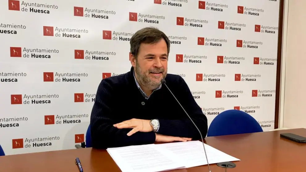 El portavoz de Ciudadanos en el Ayuntamiento de Huesca, José Luis Cadena, explica la moción del plan de retorno.