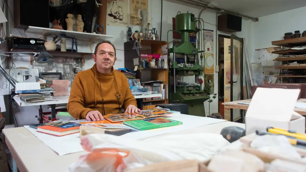 Fernando Malo, en su taller de cerámica.